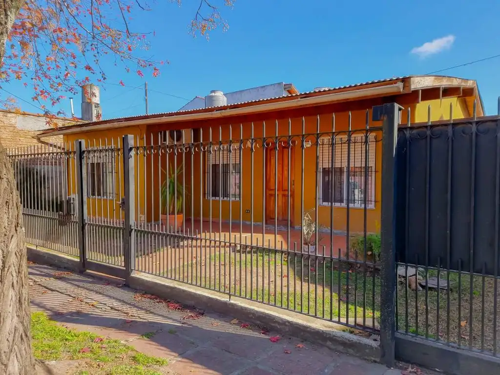 VENTA - CASA 4 AMBIENTES CON JARDÍN Y COCHERA EN PACHECO