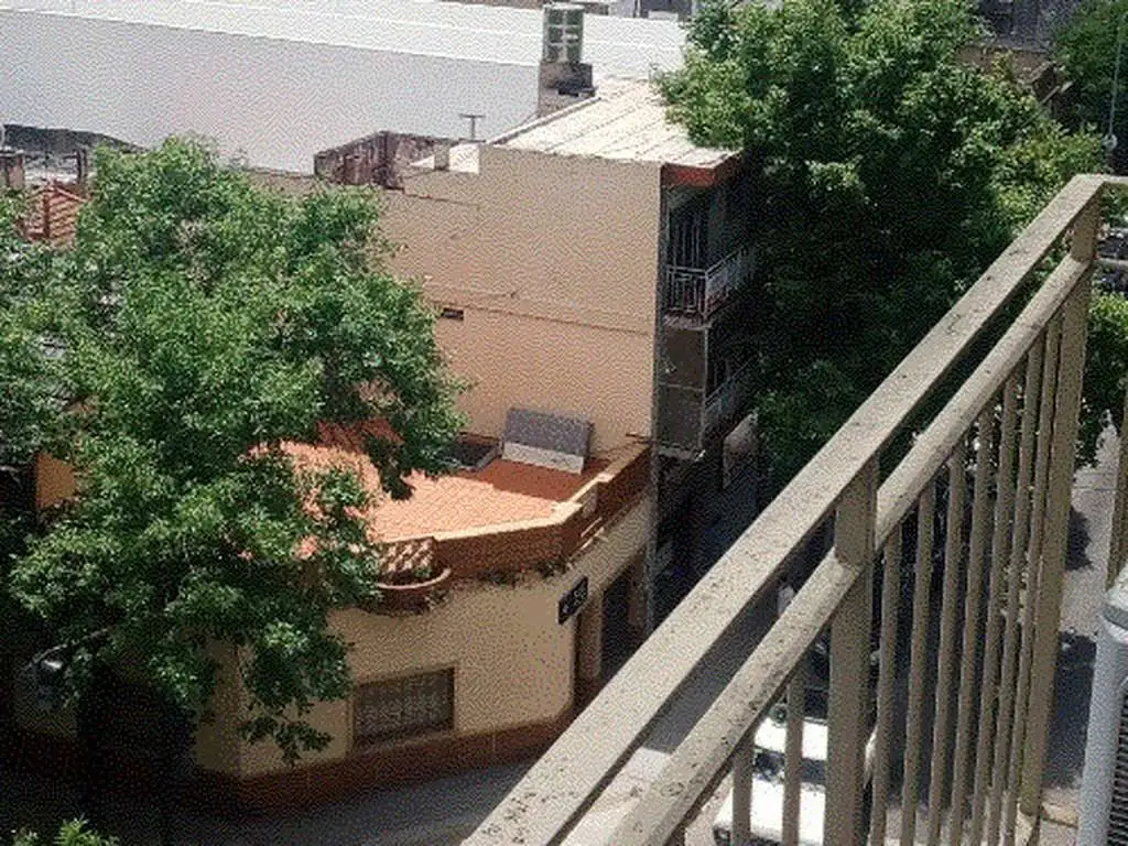 Muy Buen departamento al frente con balcon .Aire acondicionado en cada ambiente a mts de Av avellane