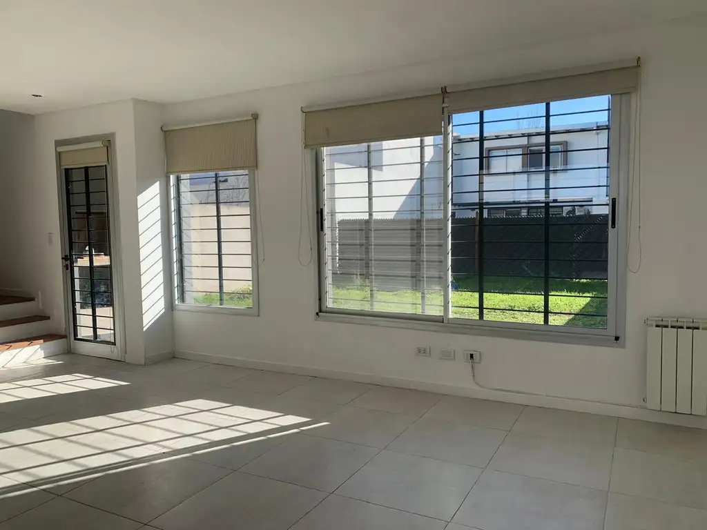 Venta casa 3 dormitorios, Jardín y cochera - TIERRA NUEVA (Fisherton)