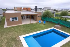 Casa en venta 2 Dormitorios con cochera y pileta- Funes norte