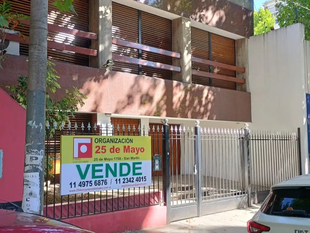 Casa de 7 ambientes distribuida en dos plantas