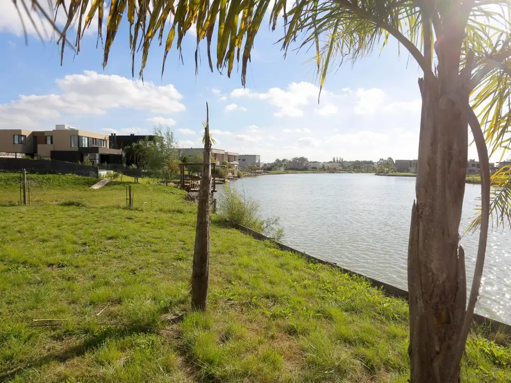 LOTE EN VENTA CON FONDO A LAGUNA EN LAGOS DE CANNING