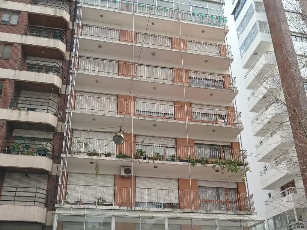 AMPLIO PISO DE 3 DORMITORIOS CON DEPENDENCIAS - MACROCENTRO