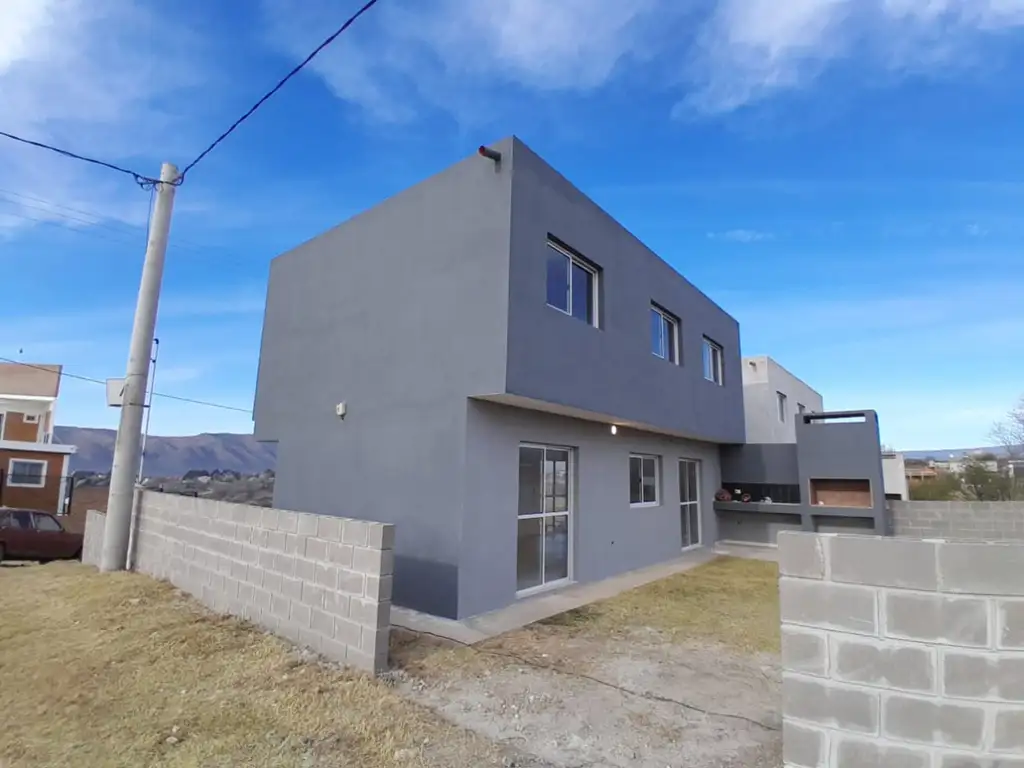 VENTA DE CASA  EN VILLA CARLOS PAZ TRES DORMITORIO