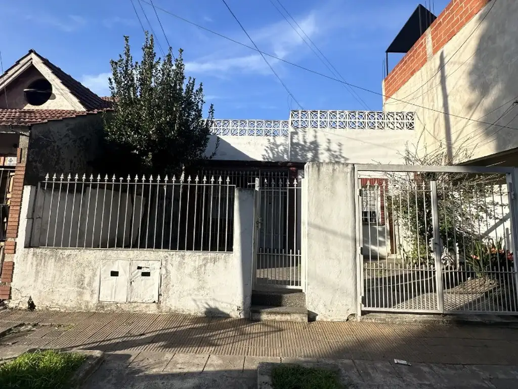 CASA MULTIFAMILIAR CON JARDIN AL FRENTE SOBRE LOTE DE 8,66 X 35MT CONSTRUIDAS 2 PROPIEDADES