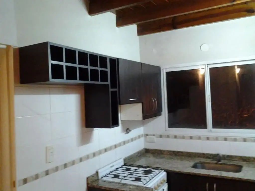 HERMOSO DEPARTAMENTO TIPO DUPLEX  DE 3 AMB. SIN EXPENSAS EN CASEROS..