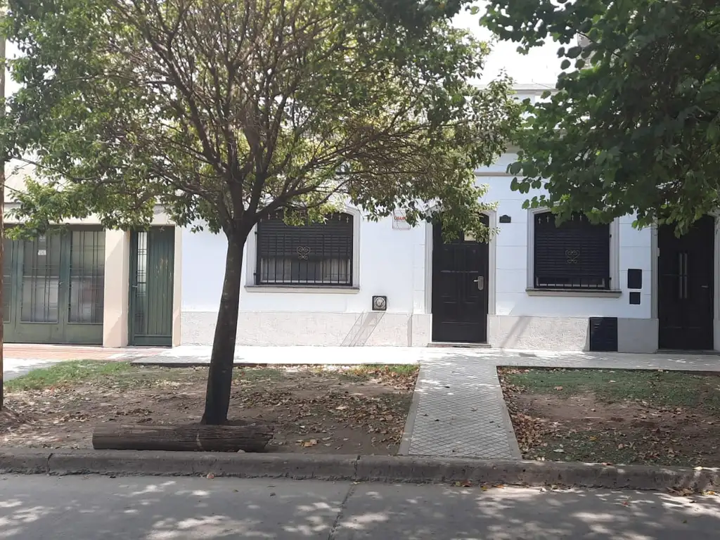 RETASADA. APTA CREDITOS. CASA CON JARDIN Y PILETA. ZONA CINCO ESQUINAS