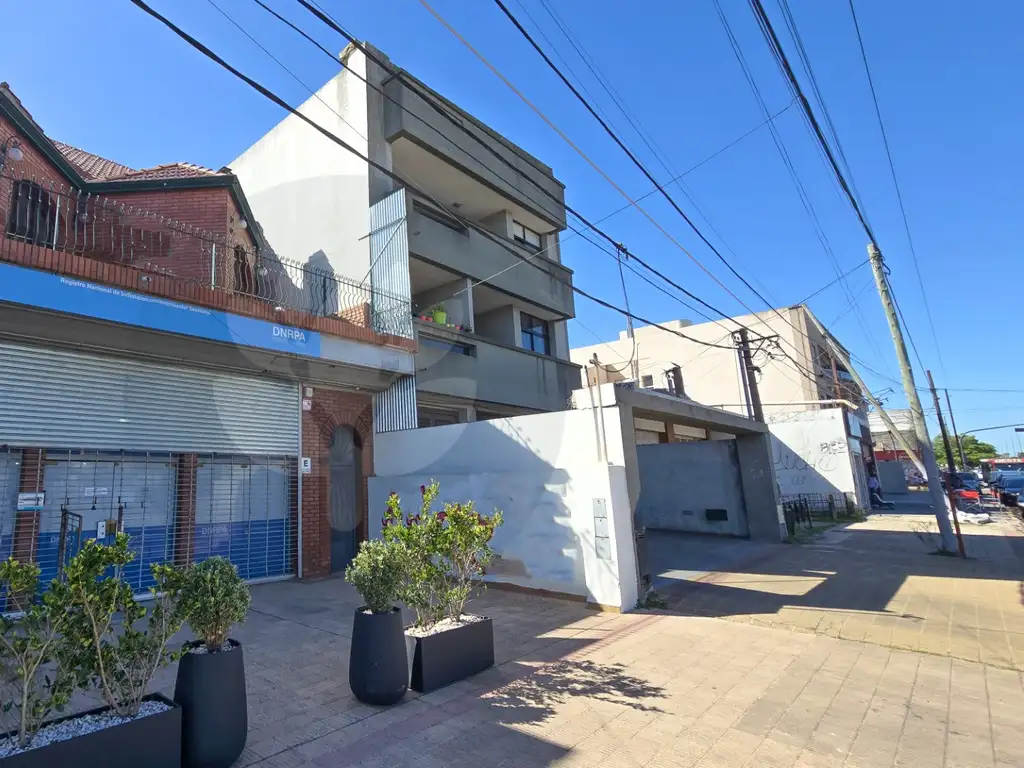 Vendemos Casa Piso Único, por escalera. 3 Dormitorios, Con Parque, Quincho Y Pileta