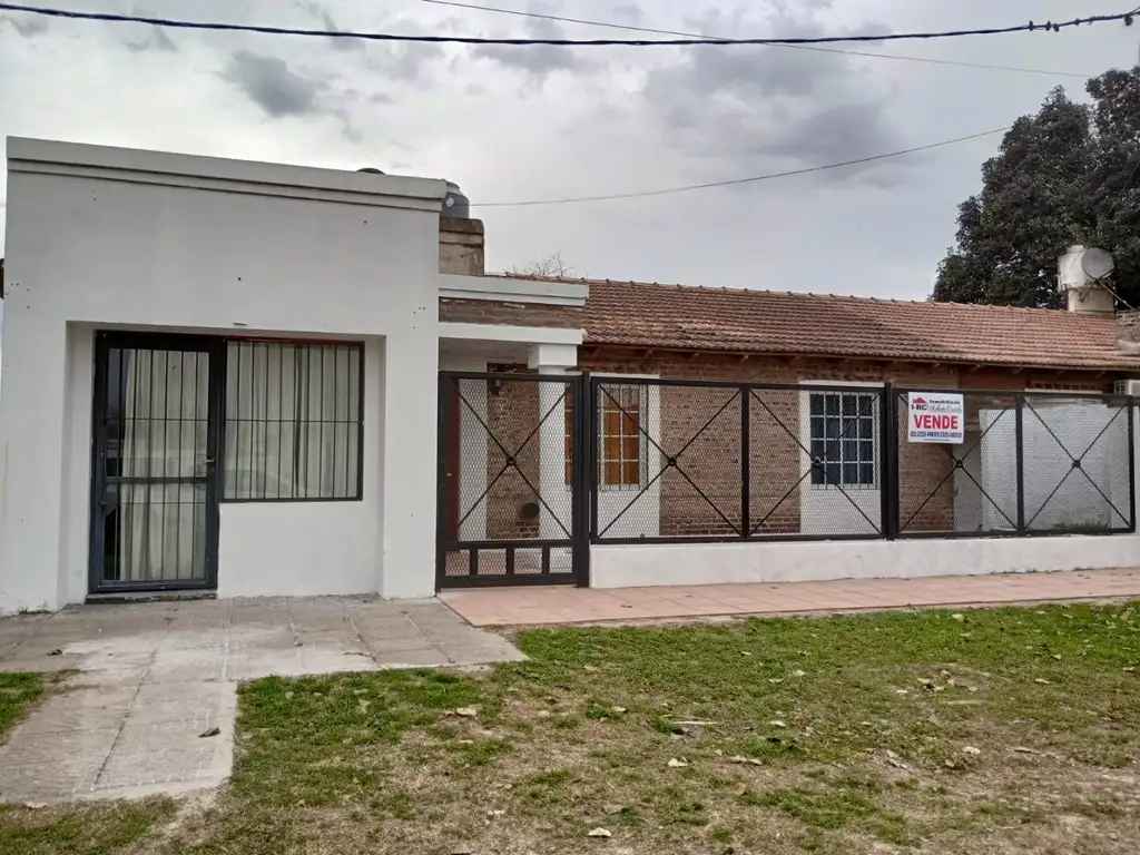 VENTA DE CASA CON PILETA EN CARMEN DE ARECO