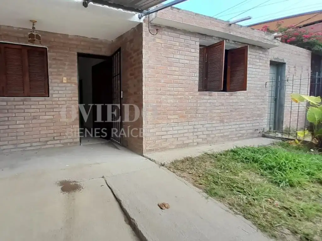 CASA EN VENTA MAS DOS DEPARTAMENTOS EN EL MISMO TERRENO B° MATIENZO