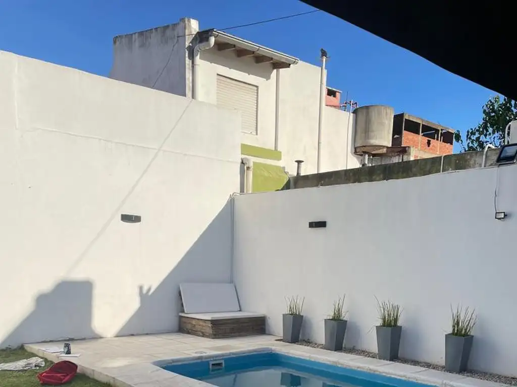 PH ENTRADA INDEPENDIENTE AL FRENTE CON GARAGE, FONDO PARQUIZADO PISCINA Y PARRILLA