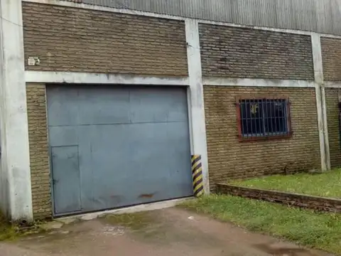 Establecimiento industrial de 353 m2 s/ 1066 m2 de terreno, con salida a dos calles