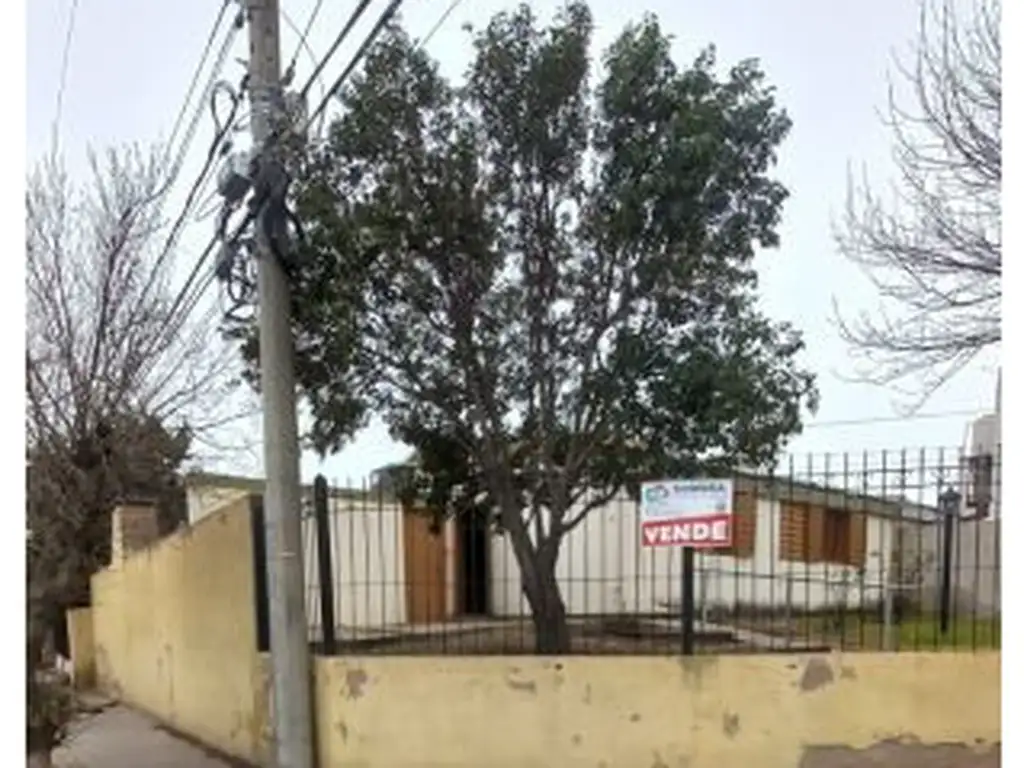 CASA EN VENTA - B° POLICIAL - en esquina