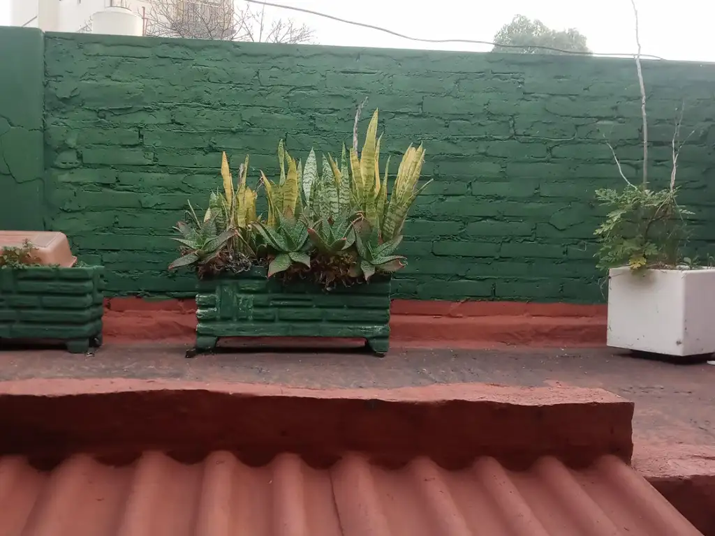 TIPO CASA AL FRENTE CON GARAGE, PATIO  Y TERRAZA  A MTS DE AV RIVADAVIA