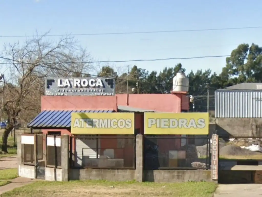 Galpón con local comercial y amplio terreno sobre Colectora Au 2