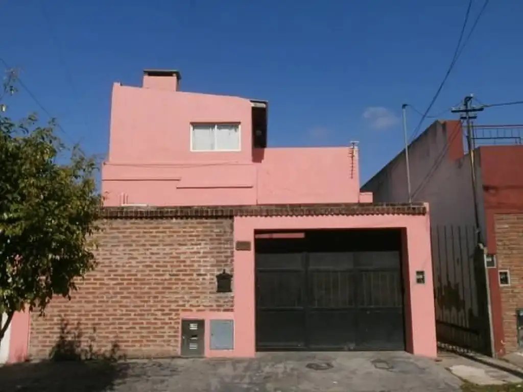 Hermosa Casa 4 ambientes con garage, patio y terraza.