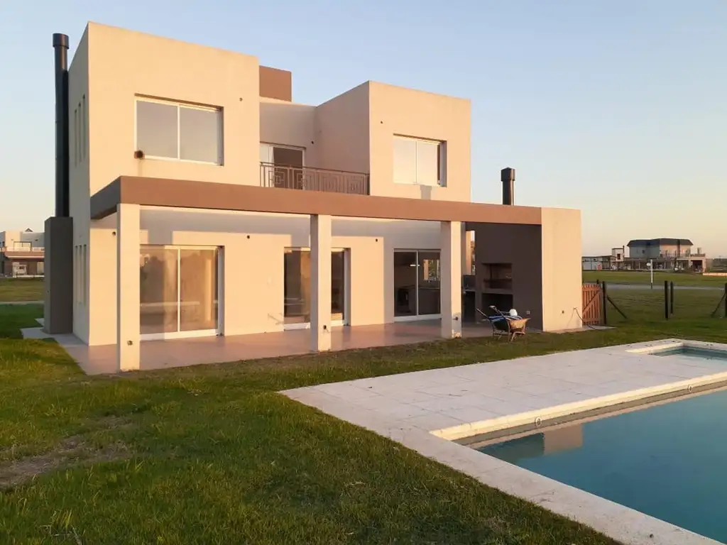 Casa a estrenar con Pileta/Playa humeda y vista a la Laguna