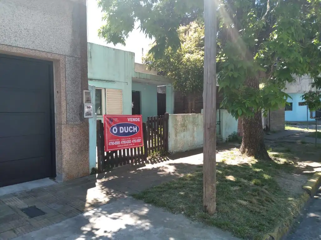 Lote de 225 m2 con casa a demoler o reciclar en Munro.