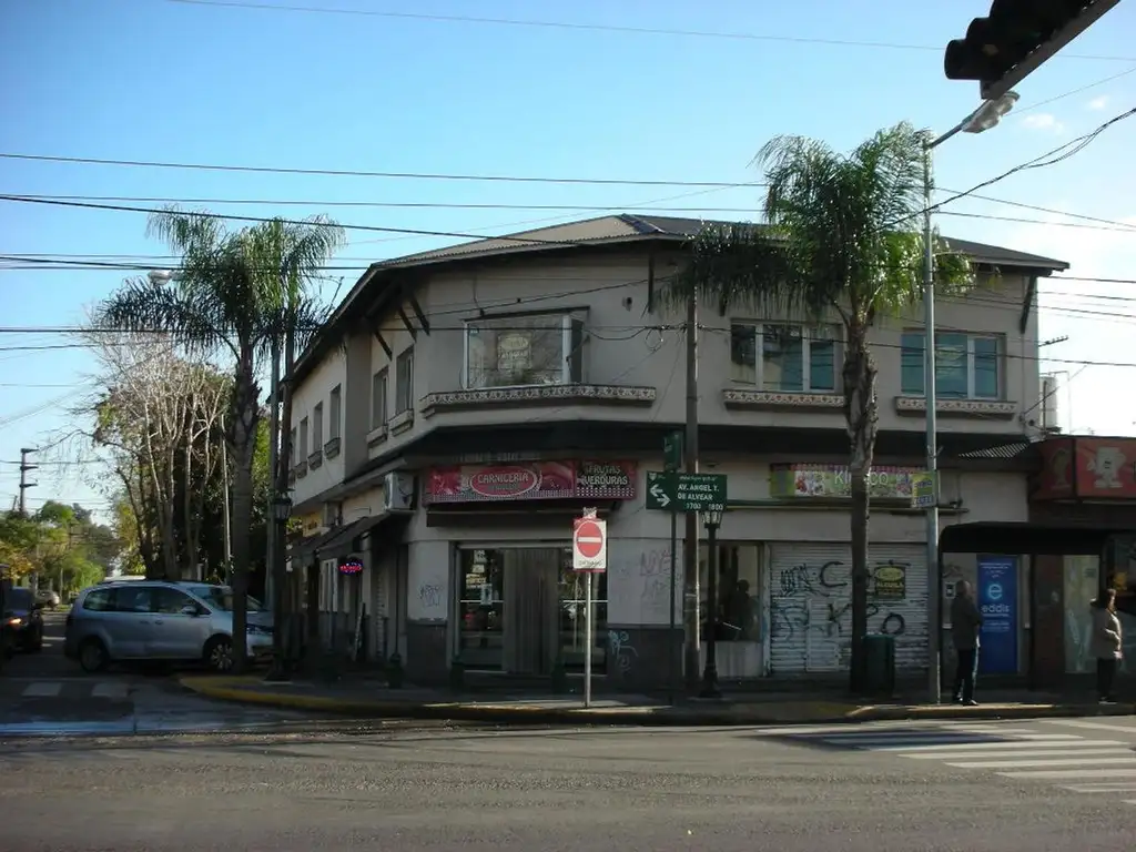 Inmueble comercial en esquina con 4 locales y 3 oficinas