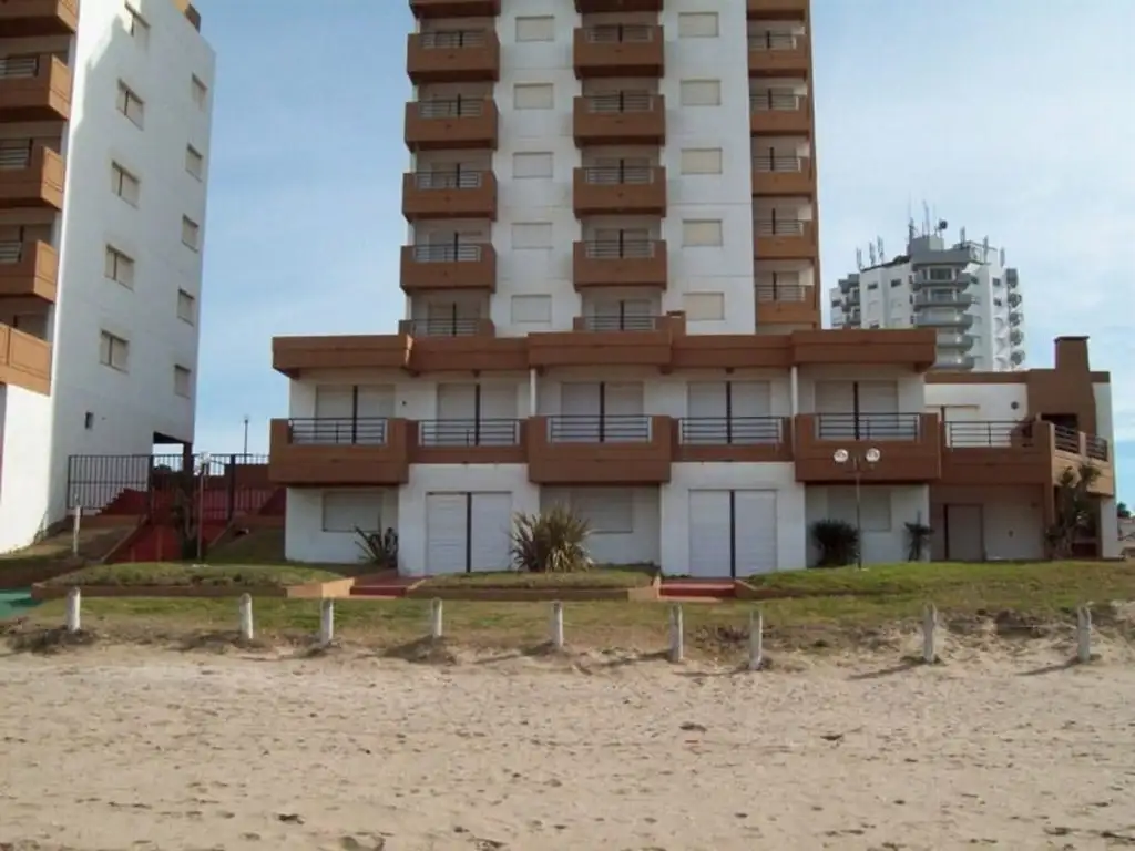 VENDO FRENTE AL MAR SALIDA DIRECTA A LA PLAYA PATIO TERRAZA 3DOR 2 BAÑOS GARAGE: V3514