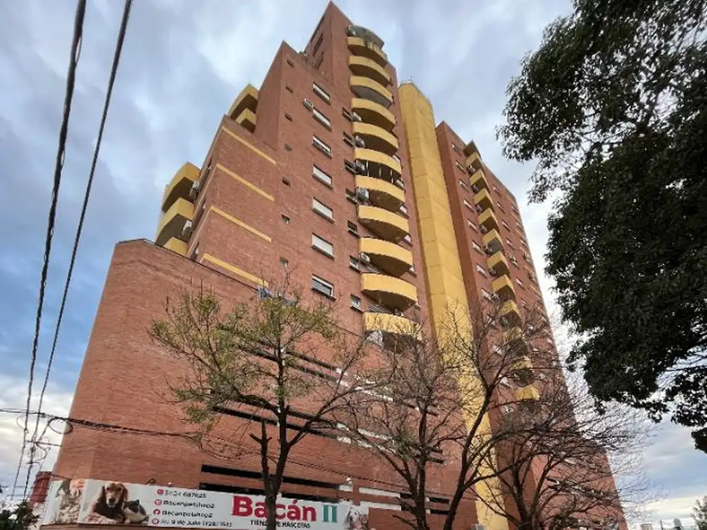 Departamento en venta de 2 dormitorios. Av. 9 de Julio 1300.