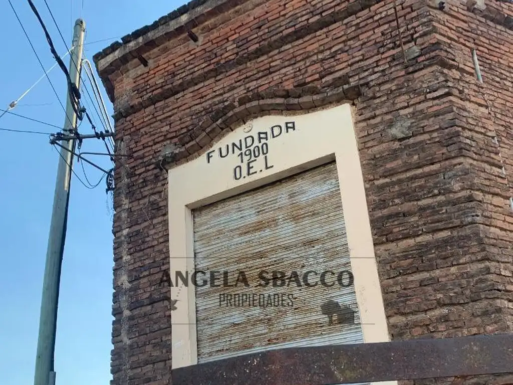 Local histórico con casa y terreno