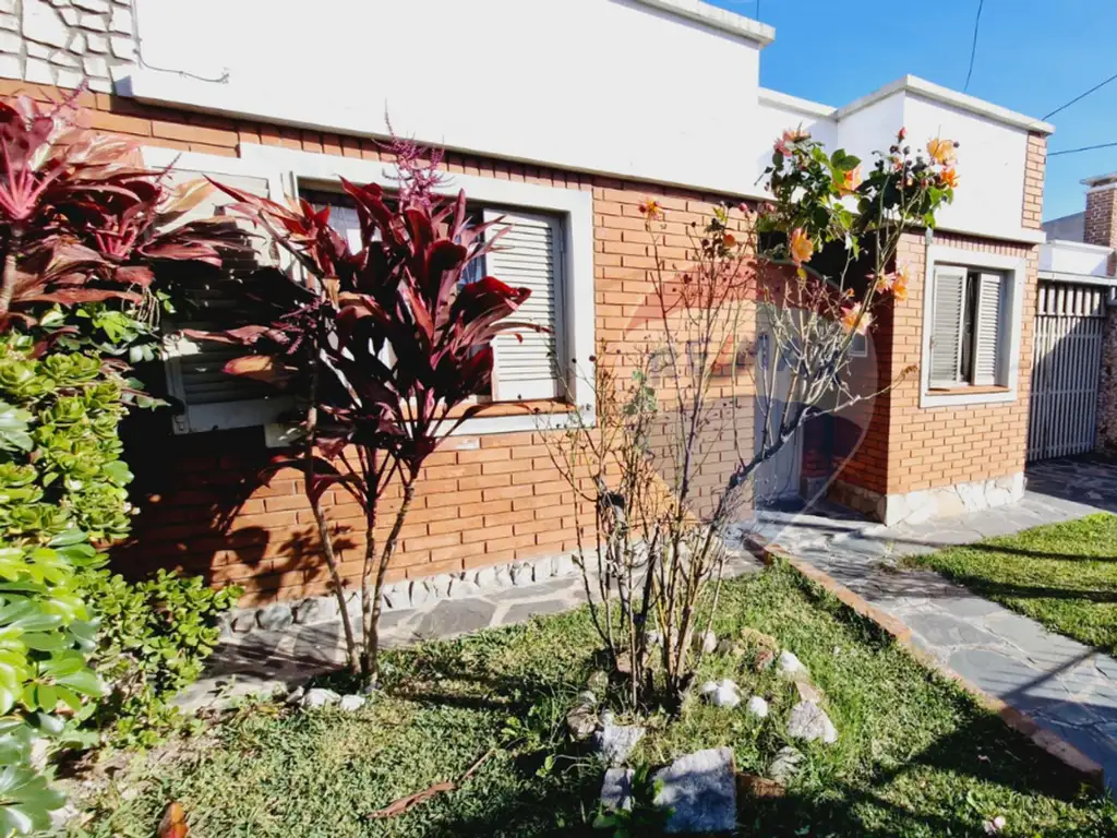 VENTA CASA 3 AMB. CENTRO EZPELETA MUY BUEN ESTADO