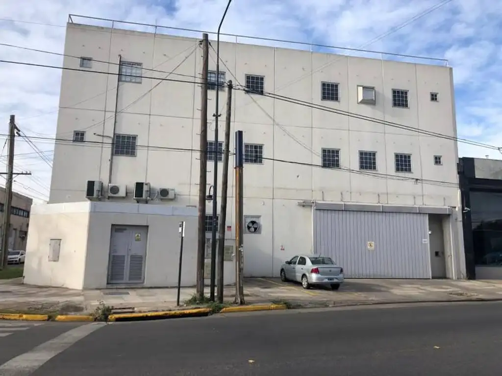 2.000 m2 - Excelente planta Industrial sobre avenida Mitre en la mejor zona de Munro.