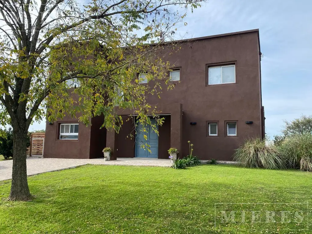 Casa en alquiler anual amoblada sobre lote interno en El Canton barrio Islas