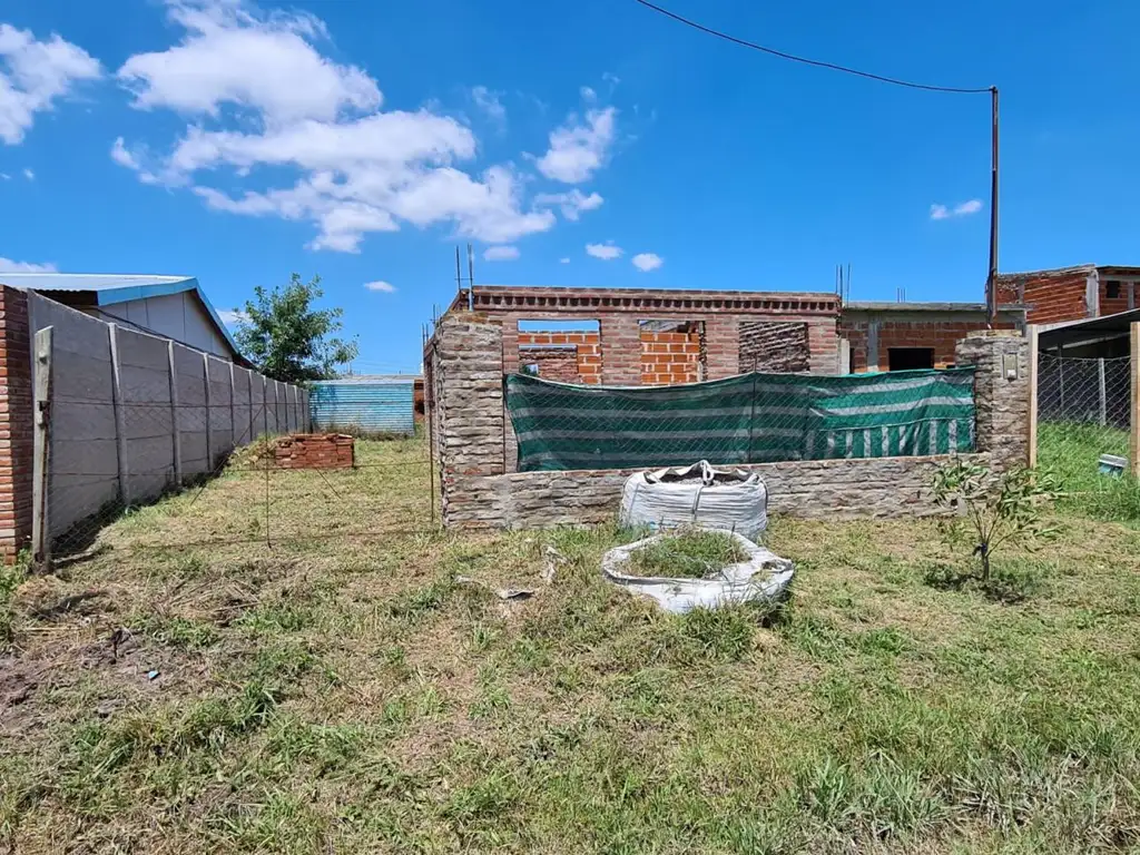 Lote con edificacion sobre Garibaldi, Barrio Santa Ana, Glew