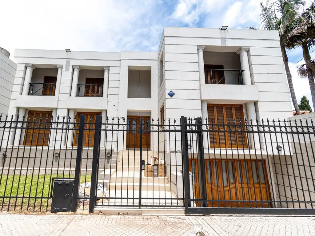 VENTA CASA 4 DORMITORIOS CON JARDIN Y COCHERA