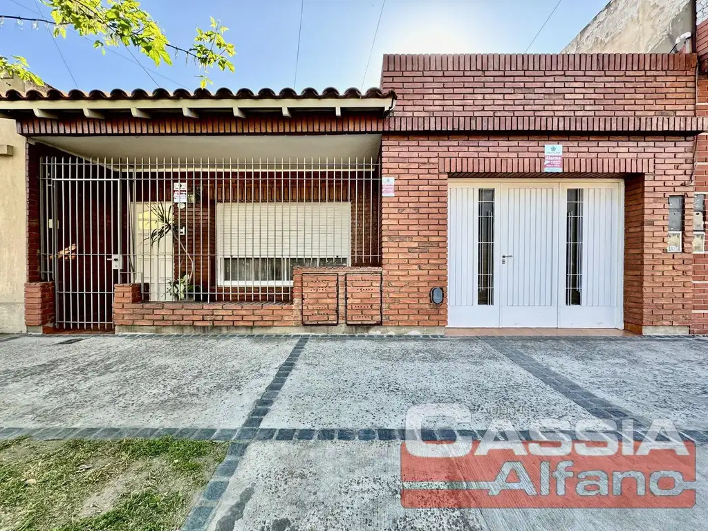 CASA EN PH AL FRENTE INGRESO INDEP. CON GARAGE, PATIO LIBRE, IMPECABLE!