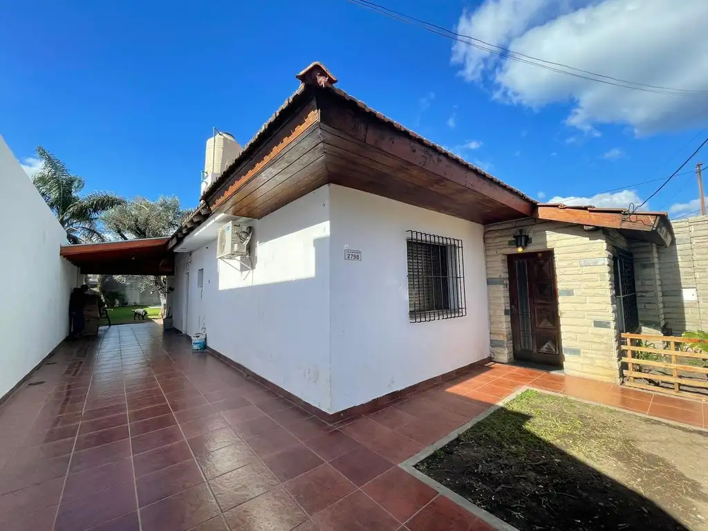 Casa con amplio jardin en Polvorines.