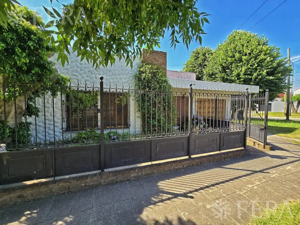 Venta de casa 4 ambientes con cochera y jardín en Quilmes Oeste