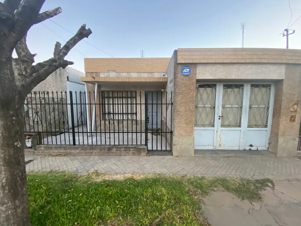 VENTA DE PROPIEDAD EN EXCELENTE UBICACION, MALVINAS ARG Y AV. SAN LORENZO, CAPITAN BERMUDEZ