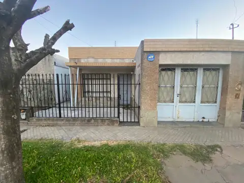 VENTA DE PROPIEDAD EN EXCELENTE UBICACION, MALVINAS ARG Y AV. SAN LORENZO, CAPITAN BERMUDEZ