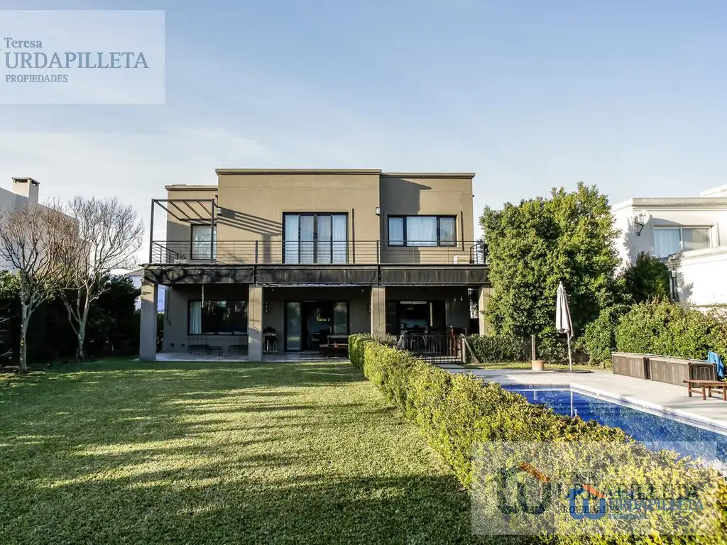 Casa en venta con vista al parque central en Las Liebres