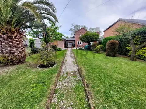 VENTA CASA 3 AMBIENTES CON GRAN PARQUE, CAISAMAR, MAR DEL PLATA