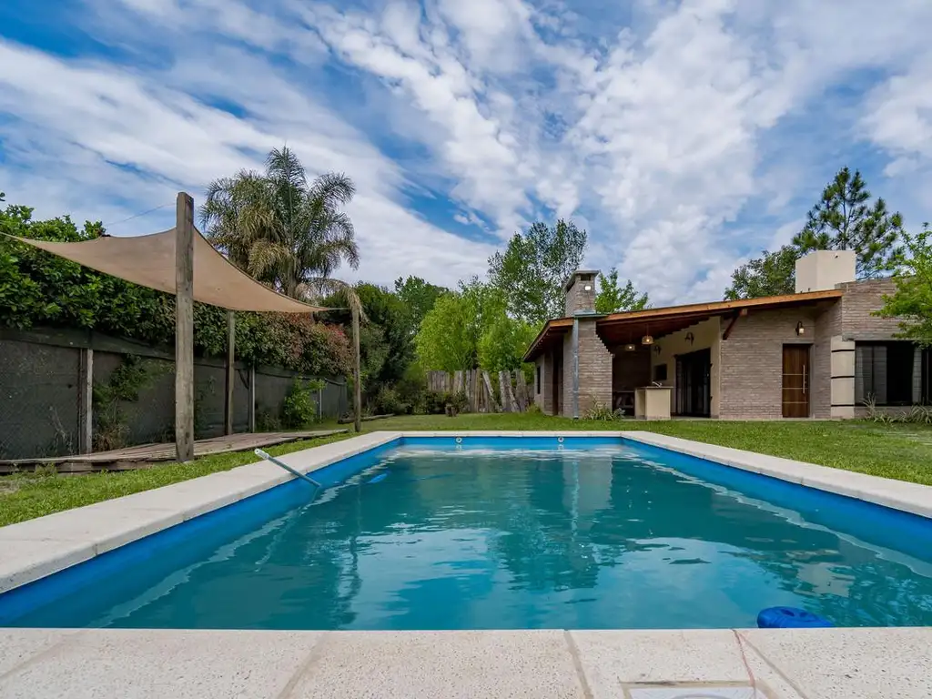 VENTA/PERMUTA  - Casa 2 dormitorios con jardín y piscina - Roldán, Santa Fe.