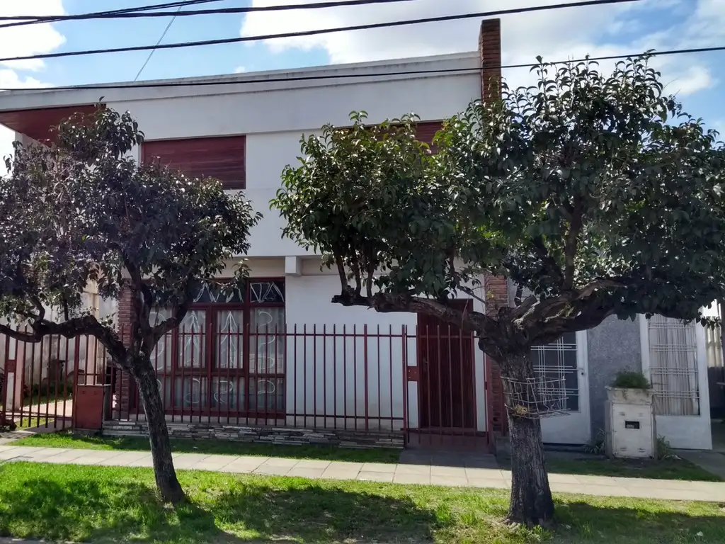 CASA EN DOS PLANTAS A TERMINAR SOBRE LOTE DE 9X11.56 ITUZAINGO CENTRO