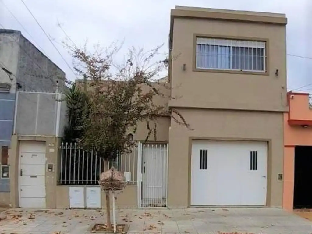 SAN ANDRES: CASA 3 AMB AL FRENTE CON GARAGE