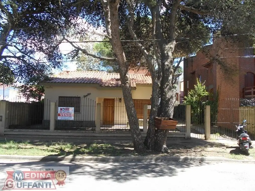 CASA SOBRE LOTE DE 600 M2 - A 4 CUADRAS DEL MAR.-