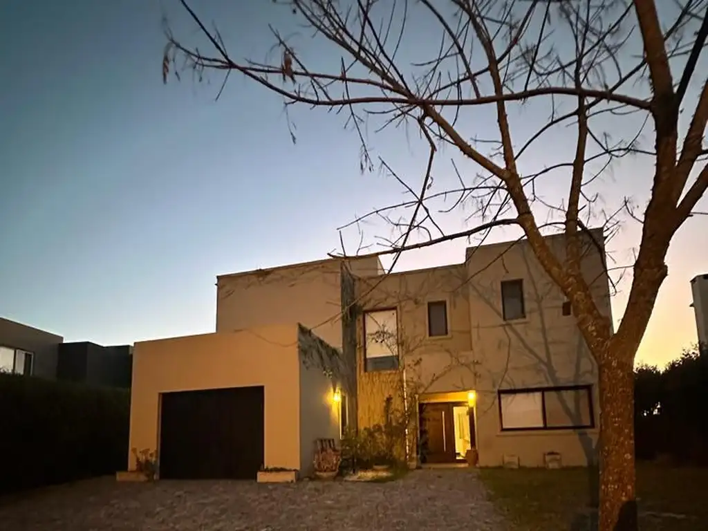 Casa - Alquiler temporario - Argentina, Tigre - AV. ARISTOBULO DEL VALLE 100