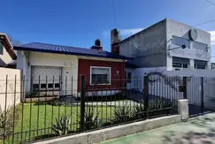 Casa en venta - 2 Dormitorios 1 Baño - Cocheras - City Bell, La Plata