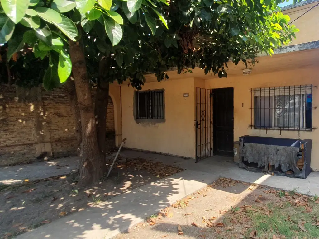 Venta - Casa - Lote de 333.25 m2 - 2 Dormitorios y gran parque libre