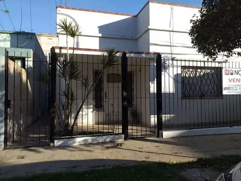 Excelente, en lote propio! dos casas de 3 y 2 ambientes. Oportunidad de inversión!