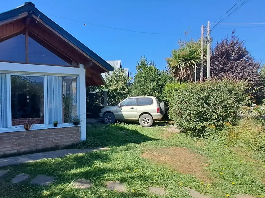 Casa 2 dormitorios y parque en barrio Arrayanes - El Bolsón