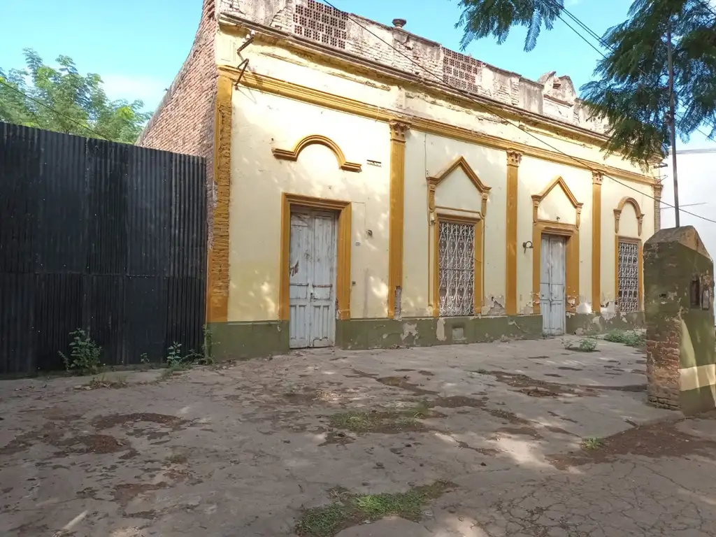 Casa sobre avenida a refaccionar(Gran terreno)