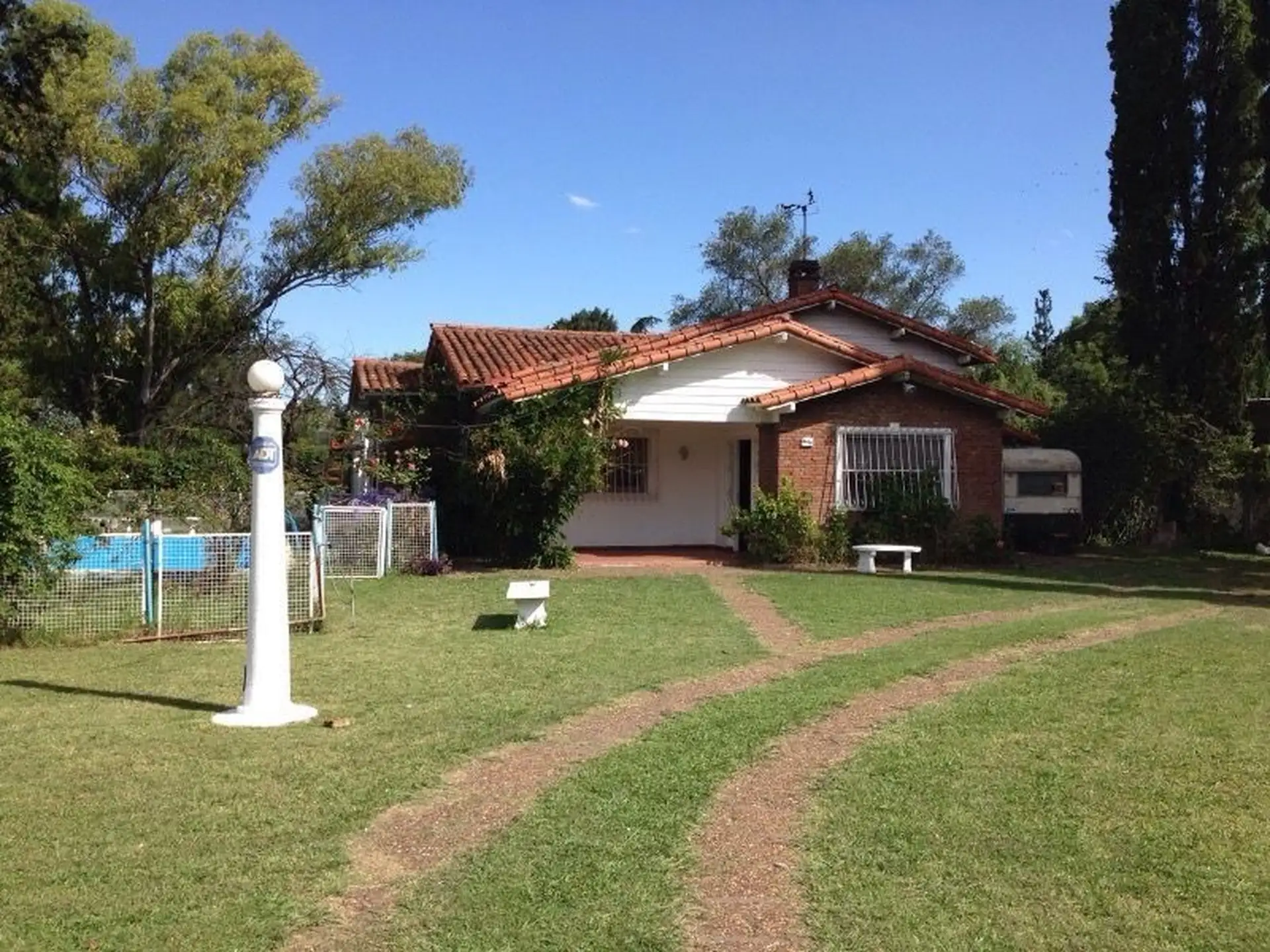 Casa quinta amoblada, con 30 mts de frente por 50 mts de fondo, parque