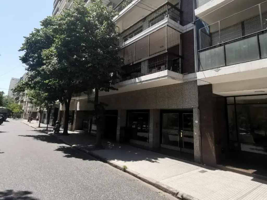 Piso de categoría 220m2 con cochera 5 ambientes + escritorio